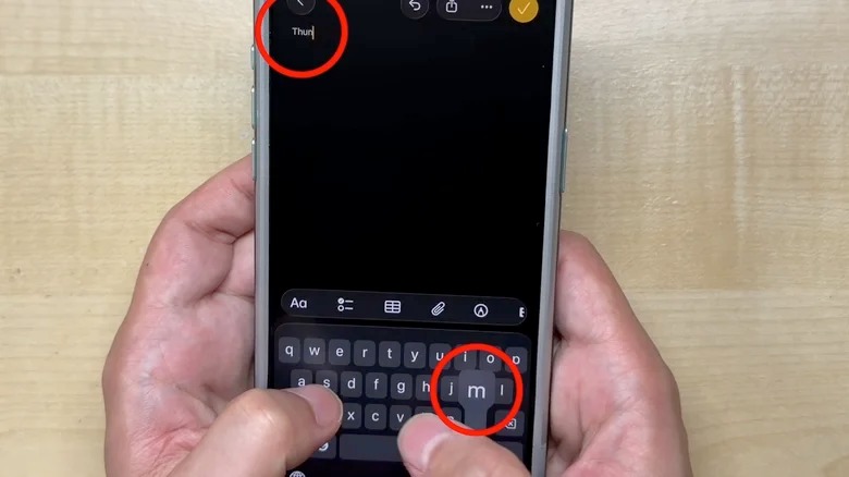 من موقع فون إسلام: يكتب شخص كلمة "Thu" على تطبيق الملاحظات على هاتف آيفون، مع وجود مفتاح "m" وأيقونة قائمة في أعلى اليسار محاطة بدائرة باللون الأحمر، وربما يسلط الضوء على إحباط الآي-فون مع نظام iOS الجديد.