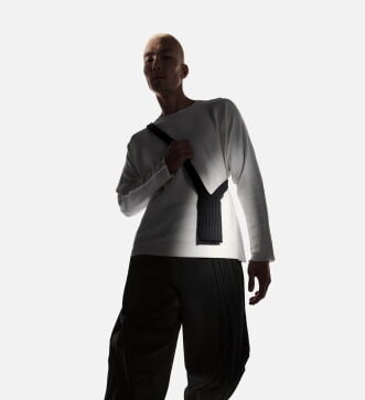 من موقع فون إسلام: عارضتان ترتديان أزياء عصرية بسيطة وعصرية باللونين الأبيض والأسود مع تفاصيل مخططة متباينة وتفاصيل جيب الآي-فون تقفان على خلفية بيضاء سادة.