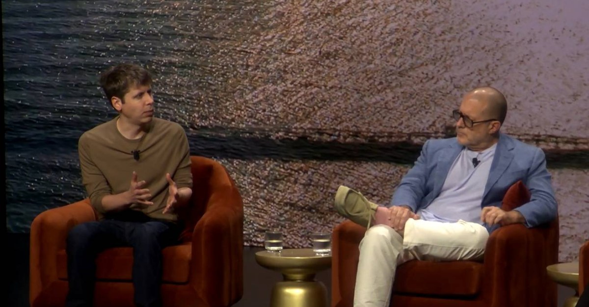 من موقع فون إسلام: رجلان يجلسان على كراسي بنية اللون على خشبة المسرح يتناقشان؛ الرجل على اليسار يشير بيديه بينما يستمع الرجل على اليمين وهو يضع ساقيه متقاطعتين. وخلفهما توجد خلفية منقوشة تهيئ المشهد لأخبار على الهامش الاسبوع 21 - 27 نوفمبر.