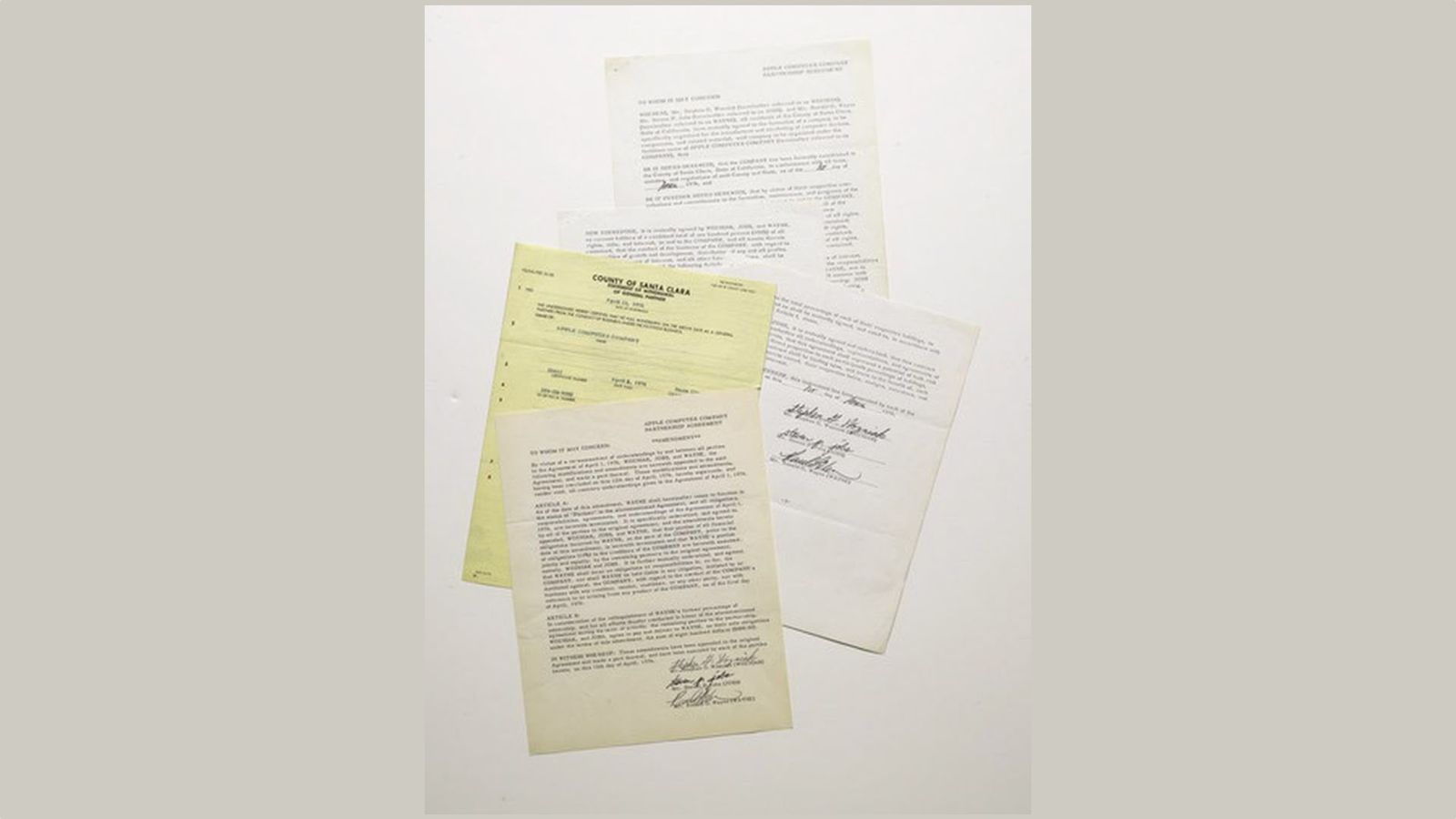 من موقع فون إسلام: أربع وثائق رسمية بنصوص وتوقيعات مكتوبة على الآلة الكاتبة مرتبة على سطح أبيض، وتظهر جاهزة للمراجعة أو العرض في أخبار التقنية للأسبوع 21 - 27 نوفمبر.