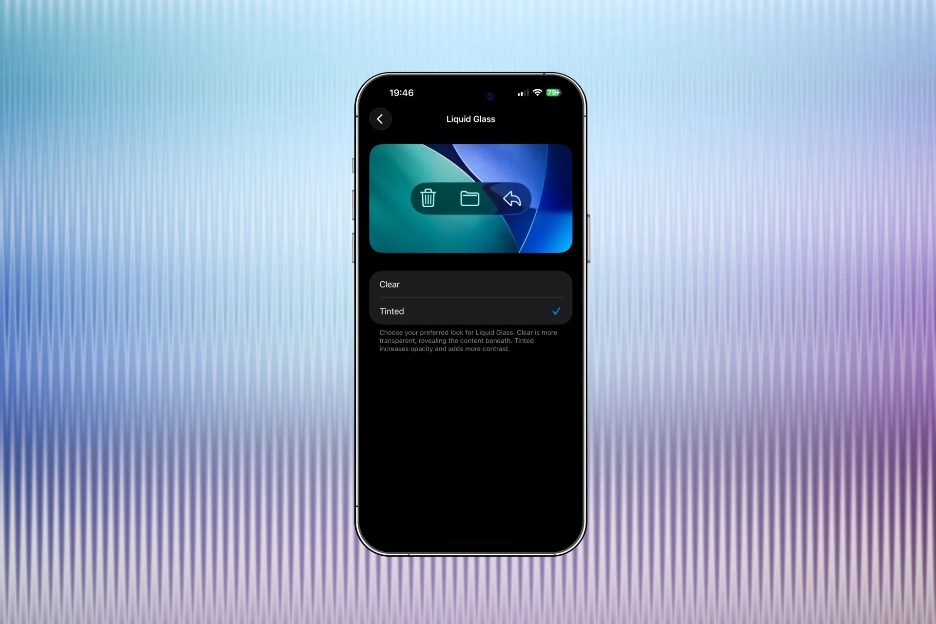 من موقع فون إسلام: يعرض الهاتف الذكي شاشة إعدادات "الزجاج السائل"، والتي تعرض خيارات للمظهر الشفاف أو الملون على خلفية متدرجة ضبابية، مستوحاة من أحدث تحديث لنظام التشغيل iOS 26.1.