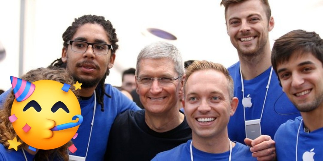 من موقع فون إسلام: مجموعة من خمسة أشخاص، أربعة منهم يرتدون قمصاناً زرقاء، يقفون لالتقاط صورة؛ وجه أحدهم مغطى برسم تعبيري للحفلات، يبرز وجه أحد أعضاء فريق عمل شركة Apple وهو يحتفل بتحقيق مليون دولار أمريكي.