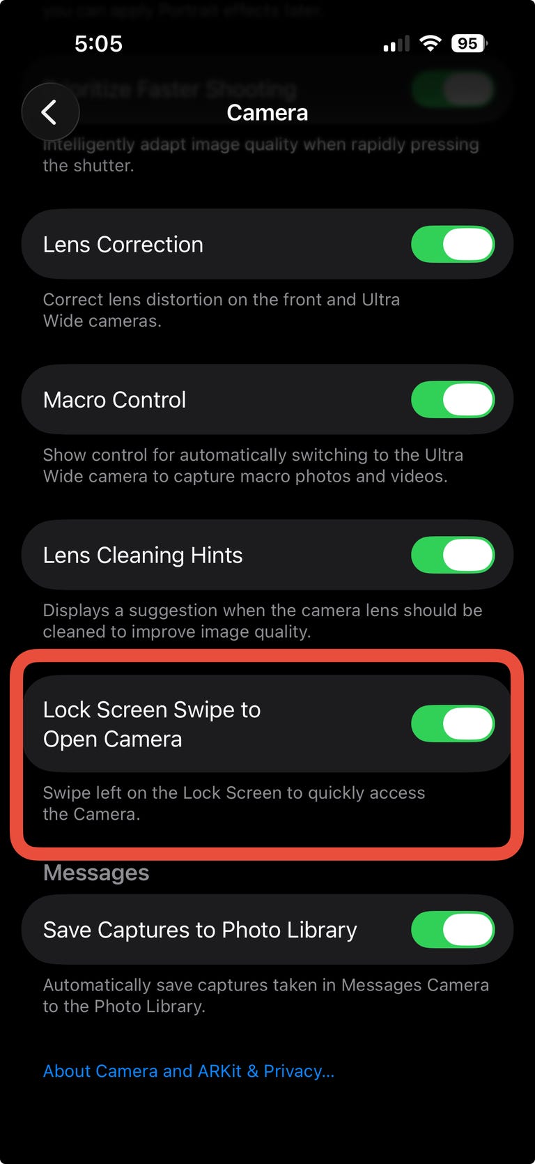 من موقع فون إسلام: تعرض شاشة الهاتف الذكي إعدادات الكاميرا، مع إبراز "قفل الشاشة لفتح الكاميرا" وتشغيل مفتاحها - أحد ميزات تحديثات نظام التشغيل iOS التي تسهل الوصول إلى الكاميرا.