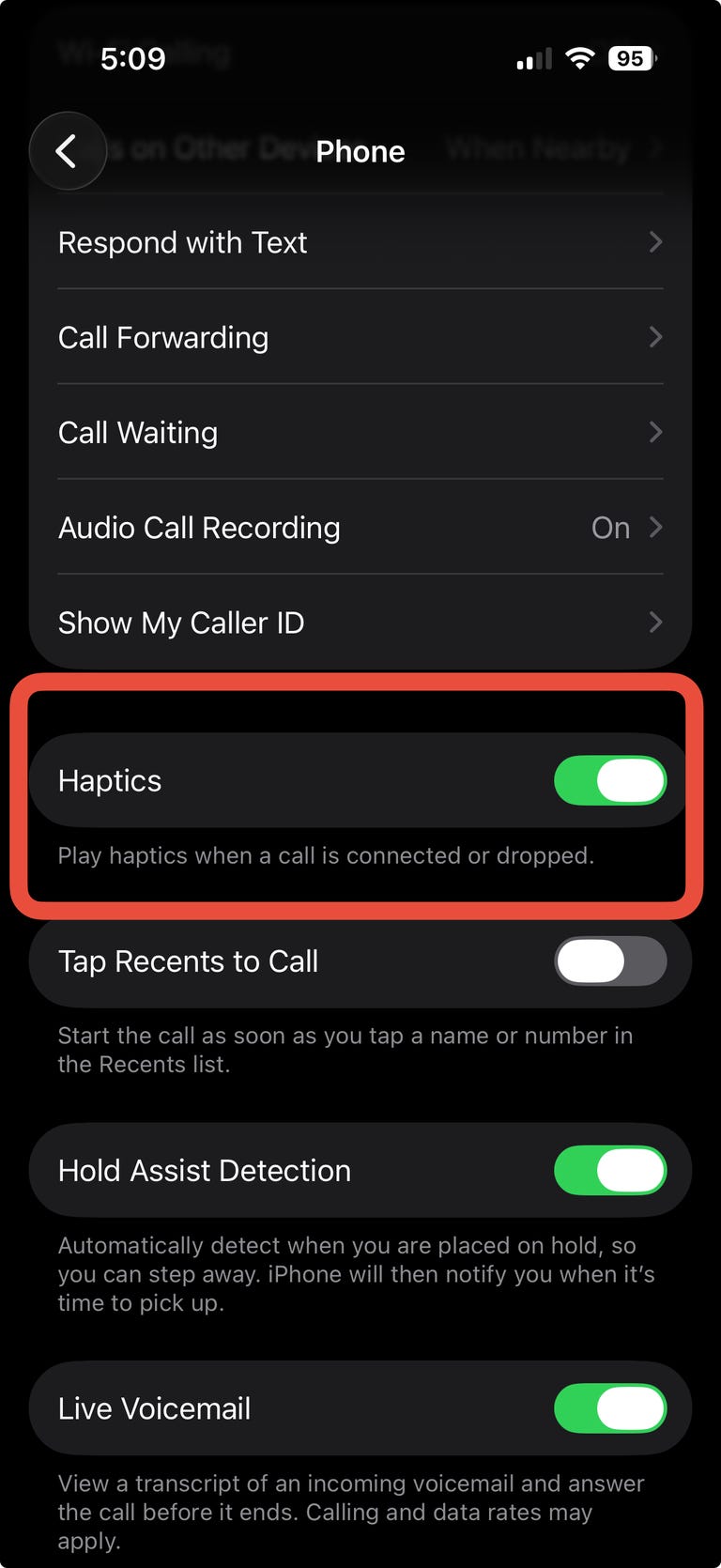من موقع فون إسلام: تعرض شاشة الهاتف الذكي قائمة إعدادات الهاتف مع تشغيل خيار "اللمسات" وتمييزه، حيث تعرض إحدى ميزات نظام التشغيل iOS 26.1 للمكالمات المتصلة أو المنقطعة بعد تحديث iOS 26.1.