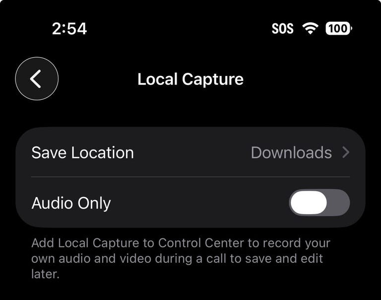 من موقع فون إسلام: تعرض شاشة الهاتف الذكي إعدادات الالتقاط المحلي من تحديث iOS 26.1، وتظهر خيارات حفظ الموقع مضبوطة على التنزيلات وإيقاف تشغيل تبديل الصوت فقط.