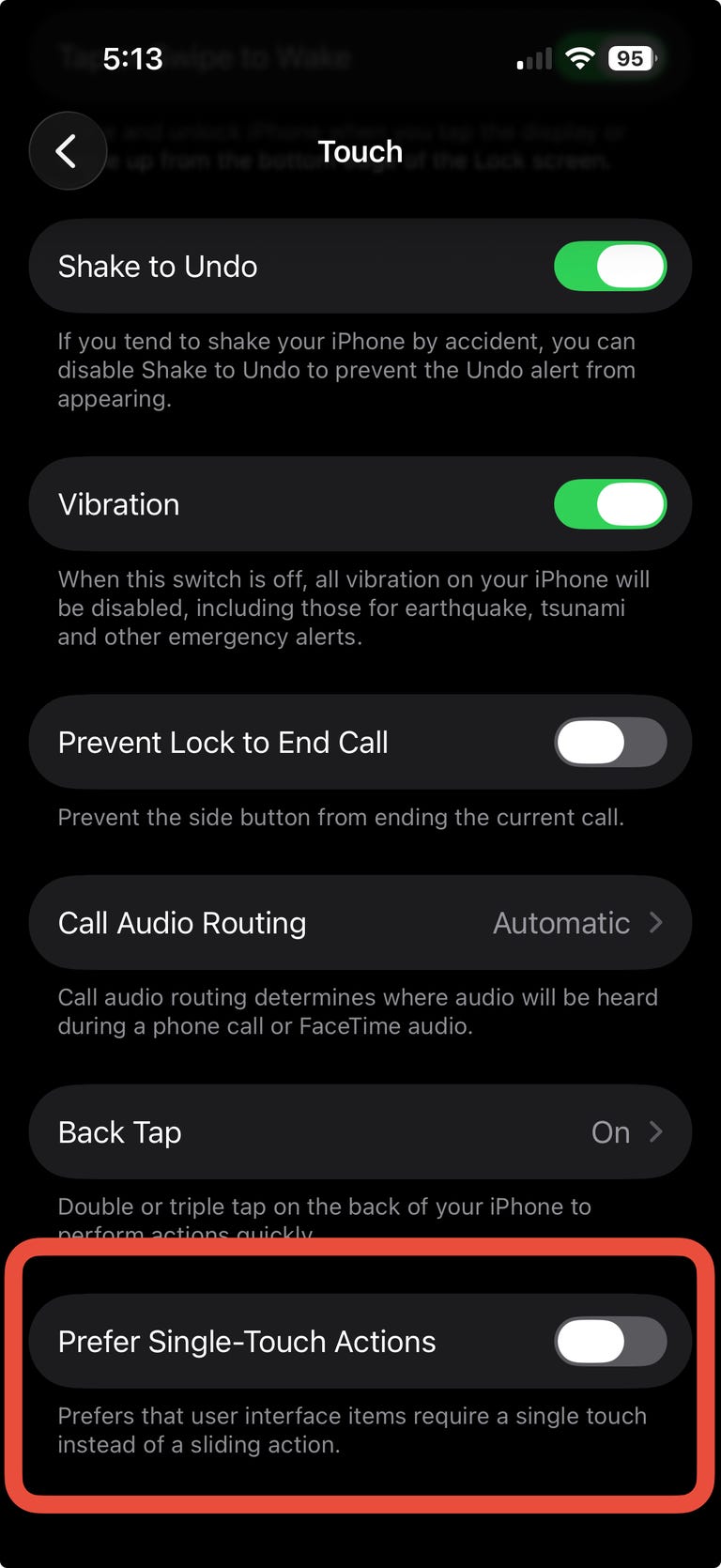 من موقع فون إسلام: تعرض شاشة إعدادات إمكانية الوصول إلى iPhone خيارات اللمس المختلفة، مع إيقاف تشغيل تبديل "تفضيل إجراءات اللمس الواحد" وتمييزه بمربع أحمر بعد تحديث iOS 26.1 لعرض ميزات نظام iOS 26.1.
