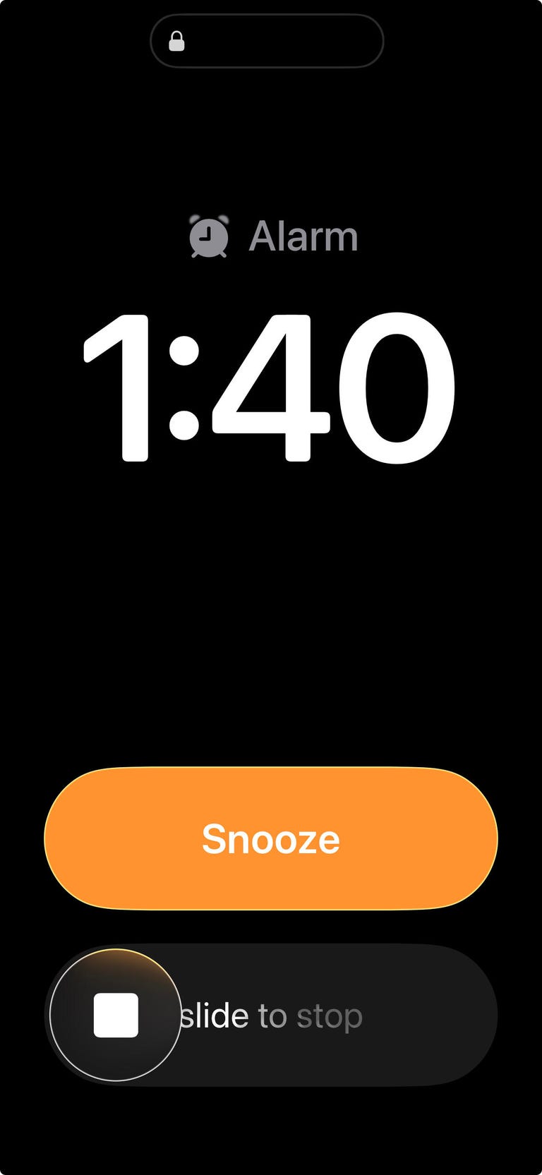 من موقع فون إسلام: تُظهر شاشة المنبه الرقمية الوقت 1:40 مع خيارات الغفوة أو الانزلاق لإيقاف المنبه، وتتميز ببعض ميزات نظام iOS الجديدة التي تم تقديمها في تحديث iOS 26.1.