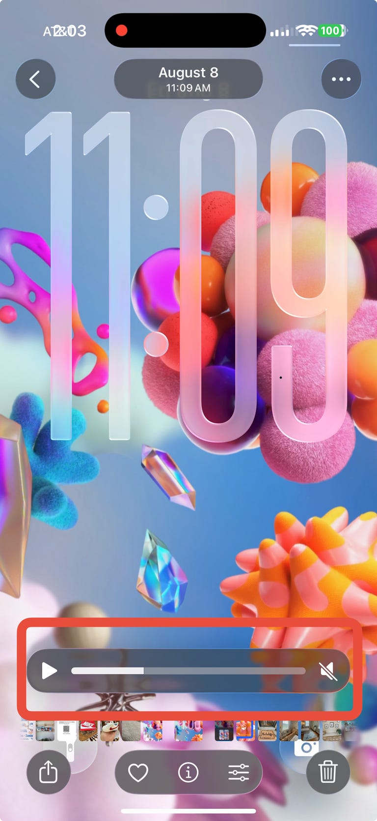 من موقع فون إسلام: تُظهر شاشة قفل الهاتف الذكي الوقت 11:09 صباحًا في 8 أغسطس/آب، وتظهر خلفية تجريدية ملونة وشريط مشغل وسائط بالقرب من أسفل الشاشة يبرز بعض ميزات نظام التشغيل iOS الجديدة وتحديثات آيفون الأخيرة.