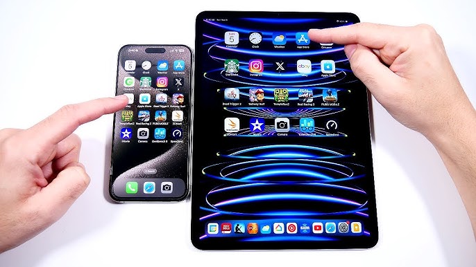 من موقع فون إسلام: شخص يشير إلى الشاشة الرئيسية لجهاز آي فون 17 برو ماكس وجهاز لوحي يعمل بنظام iPadOS 26، وكلاهما يعرض أيقونات تطبيقات وخلفية مستقبلية زرقاء.