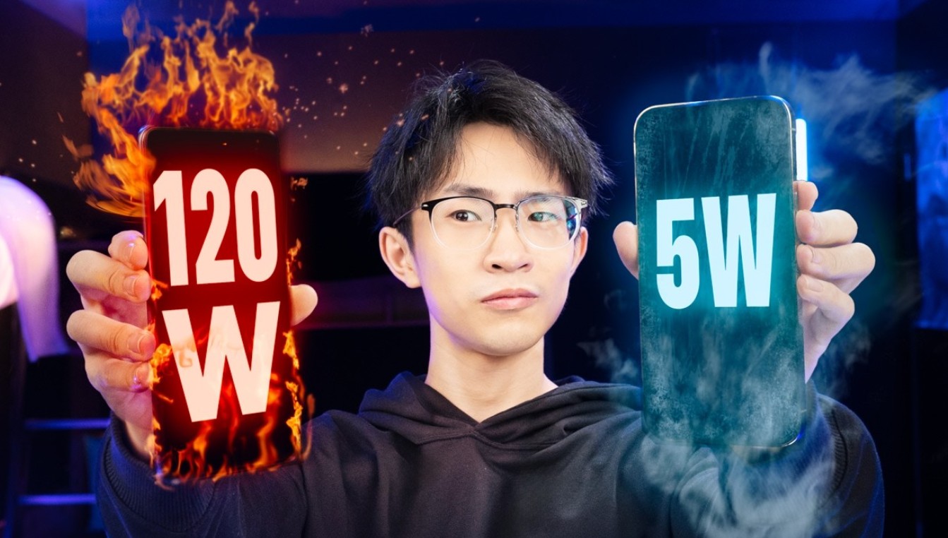من موقع فون إسلام: شخص يحمل هاتفًا مكتوب عليه "120 وات" به ألسنة اللهب وآخر مكتوب عليه "5 وات" به ثلج، في مشهد يوضح الفرق بين الشحن السريع والبطيء.
