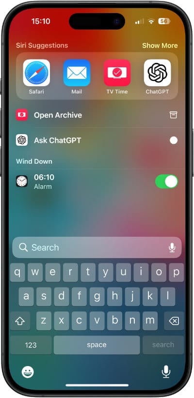 من موقع فون إسلام: شاشة الآي تعرض تعرض ميزات مثل اقتراحات سيري وذكاء اصطناعي عبر تطبيقات سفاري و البريد و تشاتGPT، مع أدوات فتح الأرشيف وتنشيط لوحة المفاتيح.