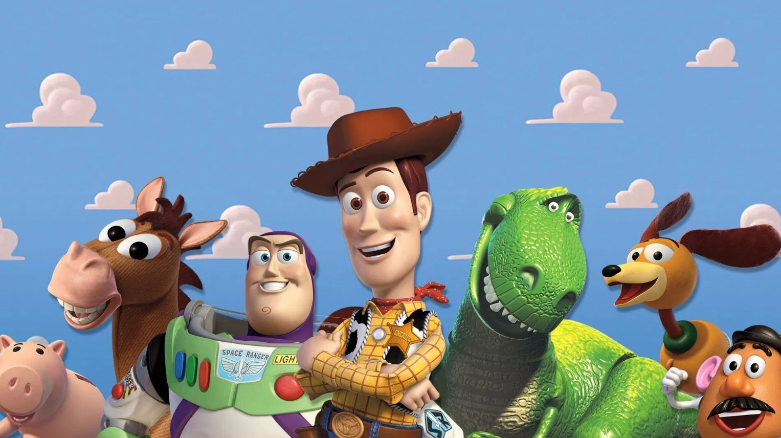 من موقع فون إسلام: تقف شخصيات الرسوم المتحركة من فيلم Toy Story، التي ابتكرها بيكسار، بما في ذلك وودي وباز لايتيير وجيسي وأصدقائهم، معًا أمام سماء زرقاء مع غيوم كرتونية.