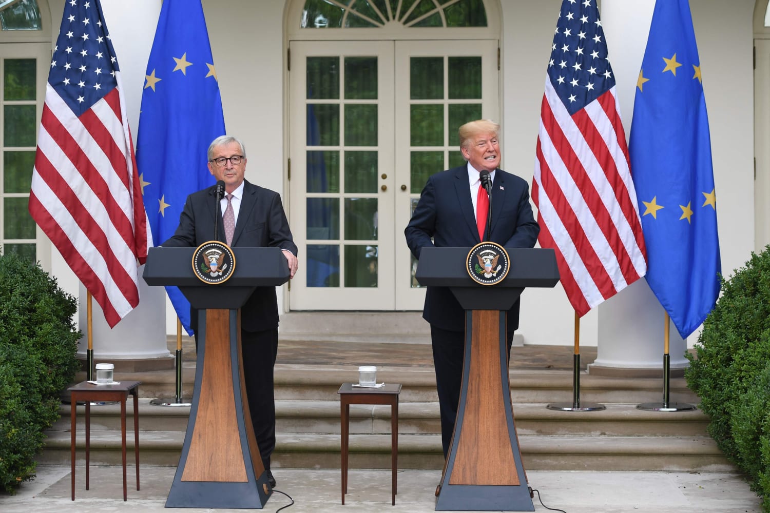 Mula sa PhoneIslam: Dalawang lalaking nakatayo sa mga platapormang may mga selyo ng pangulo ng US, napapalibutan ng mga watawat ng US at EU, at nagsasalita sa isang panlabas na press conference noong Disyembre, habang ang media ay nakatuon sa mga balita sa teknolohiya at kung ano ang nangyayari sa gilid ng palabas.