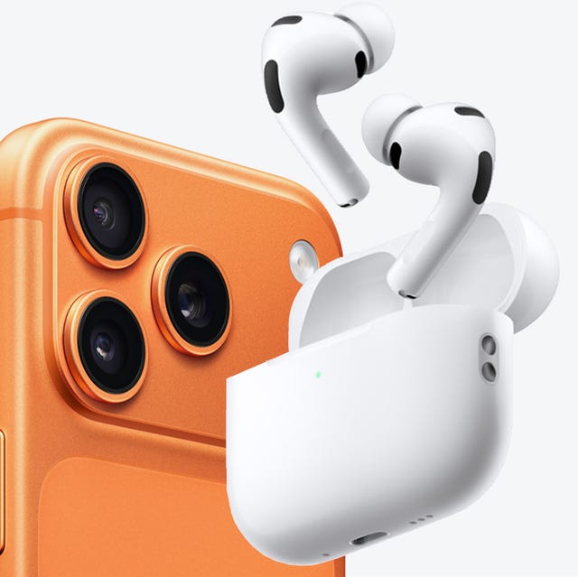 Van PhoneIslam: Een close-upfoto van een oranje iOS-smartphone naast een paar witte draadloze oordopjes in een open oplaadcase, waarbij verborgen functies worden getoond die je vast zult waarderen.