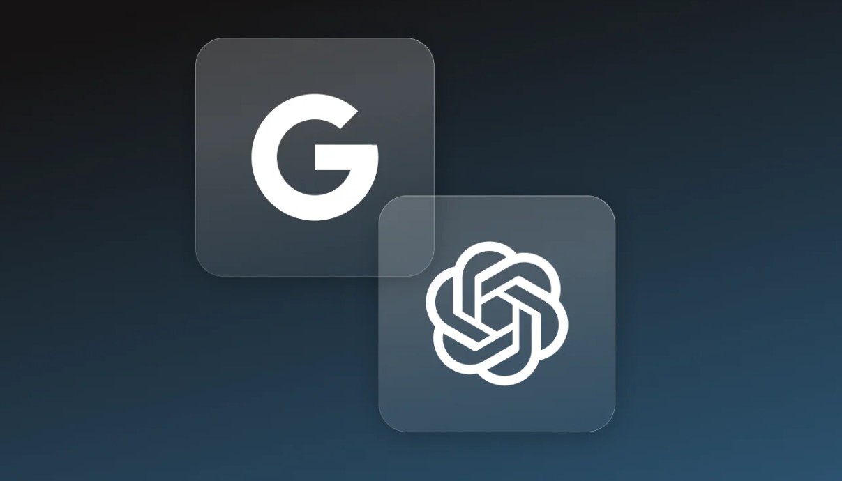 من موقع فون إسلام: مربعان شفافان يحتوي كل منهما على شعار أبيض: شعار Google "G" على اليسار وشعار OpenAI - الذي يرمز إلى ChatGPT - على اليمين، على خلفية متدرجة داكنة اللون تستحضر نمط الآي-آي-أوفن آي.