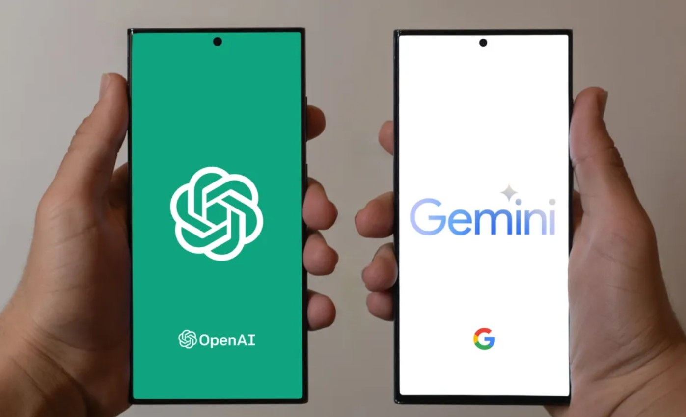 من موقع فون إسلام: يدان تحمل كل منهما هاتفًا ذكيًا؛ تعرض الشاشة اليسرى شعار ChatGPT الآي-فون بينما تعرض اليمنى شعار Google Gemini.