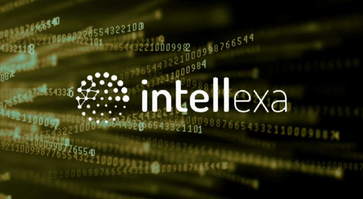 Volgens PhoneIslam wordt het Intelllexa-logo weergegeven op een digitale achtergrond met verspreide reeksen cijfers in geel en groen, wat associaties oproept met cybersecurity-thema's die verband houden met de fabriek in Egypte en Saoedi-Arabië.