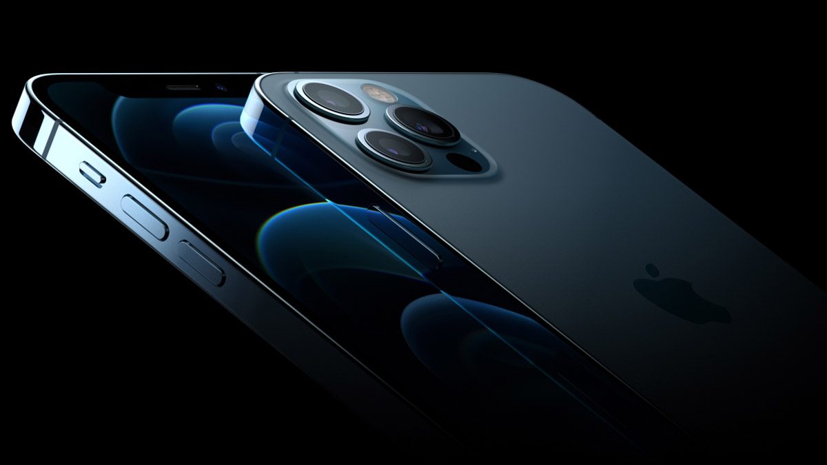 من موقع فون إسلام: تم تكديس جهازي آي-فون 17 برو مكدسين، مما يبرز إعداد الكاميرا الخلفية الثلاثية والأزرار الجانبية على خلفية سوداء - مثالية لالتقاط لقطات البورتريه والإضاءة الليلية الإضاءة.