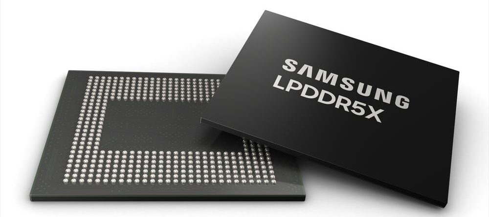 من موقع فون إسلام: تظهر رقاقتا كمبيوتر سوداوان، إحداهما تظهر عليها عبارة "Samsung LPDDR5X" والأخرى مستلقية على وجهها مع إبراز نقاط التلامس المعدنية الخاصة بها - أبرز أخبار التقنية لشهر ديسمبر.