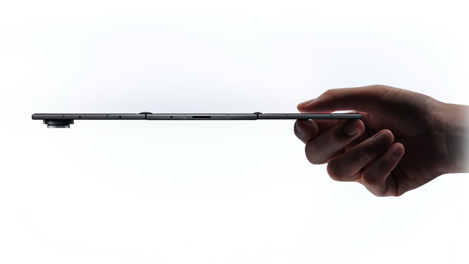 من موقع فون إسلام: يد تحمل جهازًا لوحيًا رفيعًا بشكل أفقي يظهر شكله النحيف ونتوء الكاميرا الخلفية البارز على خلفية بيضاء, مثالي لتصفح أخبار على الهامش من أخبار على الهامش من 28 نوفمبر إلى 4 ديسمبر.