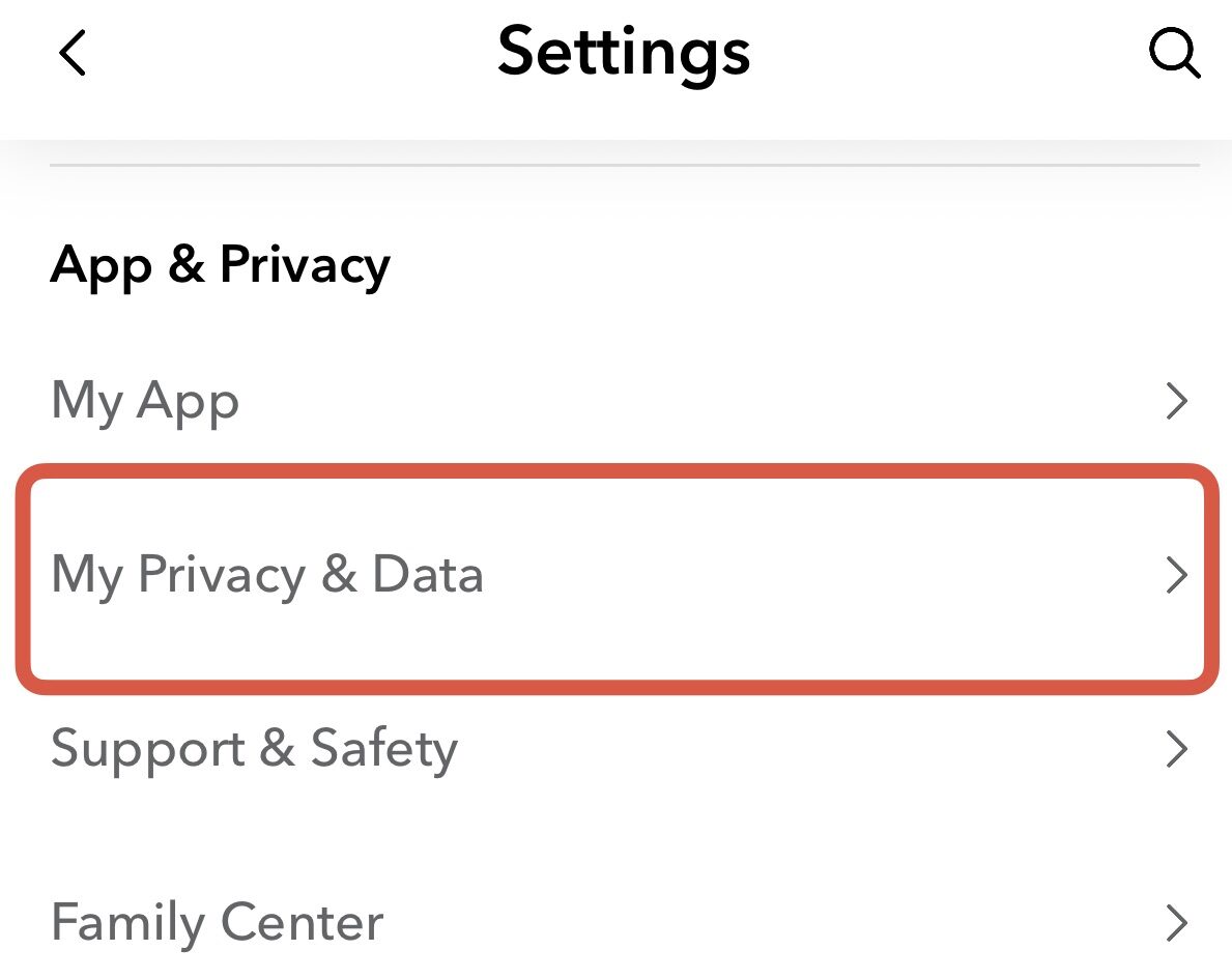من موقع فون إسلام: تعرض شاشة الهاتف قائمة "الإعدادات" مع إبراز خيار "خصوصيتي وبياناتي" تحت عنوان "التطبيق والخصوصية"، مما يساعد المستخدمين على إدارة نقل الصور سناب شات ومقاطع الفيديو بسهولة من مكتبة صور الآيفون.
