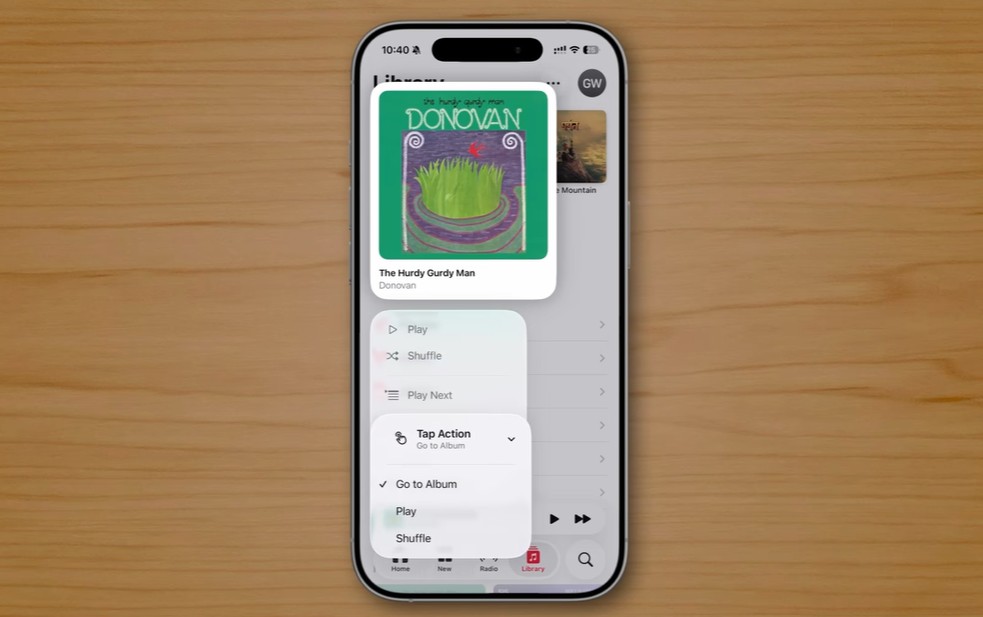 من موقع فون إسلام: يعرض الهاتف الذكي الذي يعمل بنظام iOS 26 تطبيقًا موسيقيًا مع ألبوم "The Hurdy Gurdy Man" لدونوفان وقائمة تعرض خيارات التشغيل والتنقل، مع تسليط الضوء على ميزات خاتفية خفية على الآيفون.