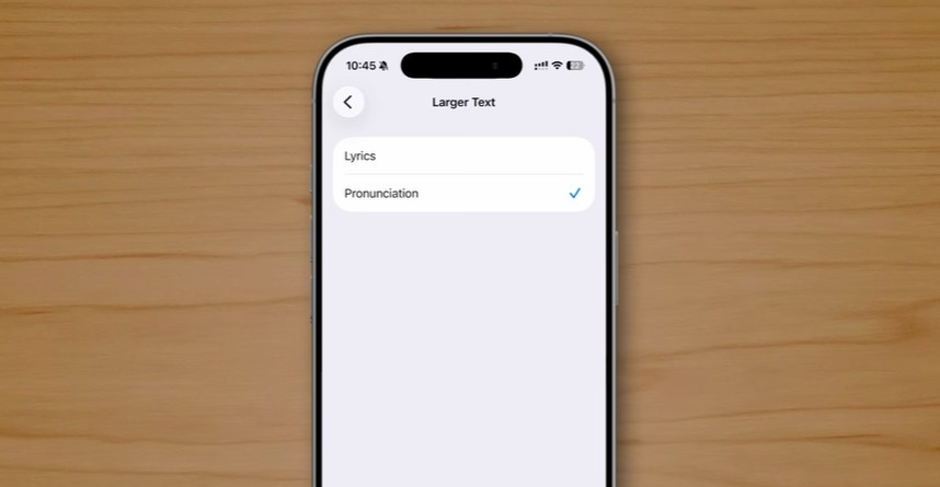 من موقع فون إسلام: تعرض شاشة الهاتف الذكي قائمة الإعدادات مع خياري "كلمات الأغاني" و"النطق" - يتم تحديد "النطق"، حيث يتم عرض ميزات خفية على نظام التشغيل iOS 26.