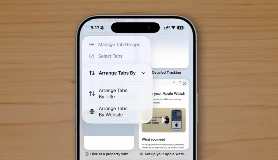 من موقع فون إسلام: تعرض شاشة الهاتف الذكي قائمة المتصفح على نظام التشغيل iOS 26، وتكشف عن ميزات خفية مثل خيارات ترتيب علامات التبويب حسب العنوان أو موقع الويب ضمن قسم "إدارة مجموعات علامات التبويب".
