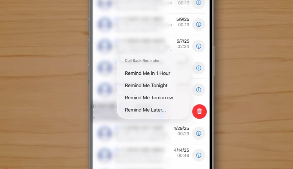 من موقع فون إسلام: تعرض شاشة الهاتف الذكي سجلاً للمكالمات مع قائمة منبثقة تقدم خيارات التذكير بمعاودة الاتصال وزر حذف مرئي، وتعرض ميزات خاتفية تم تقديمها في نظام التشغيل iOS 26 على الآي-فون.