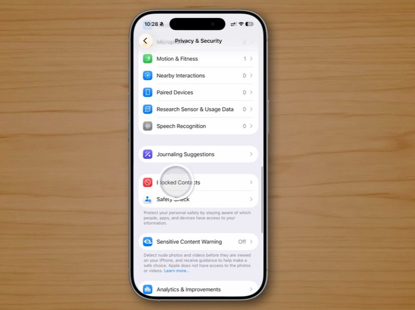 من موقع فون إسلام: يعرض الهاتف الذكي الذي يعمل بنظام التشغيل iOS 26 قائمة إعدادات الخصوصية والأمان، ويكشف عن خيارات مثل الحركة واللياقة البدنية والأجهزة المقترنة وفحص السلامة - تسليط الضوء على ميزات خفية خفية متوفرة على الآي-فون.