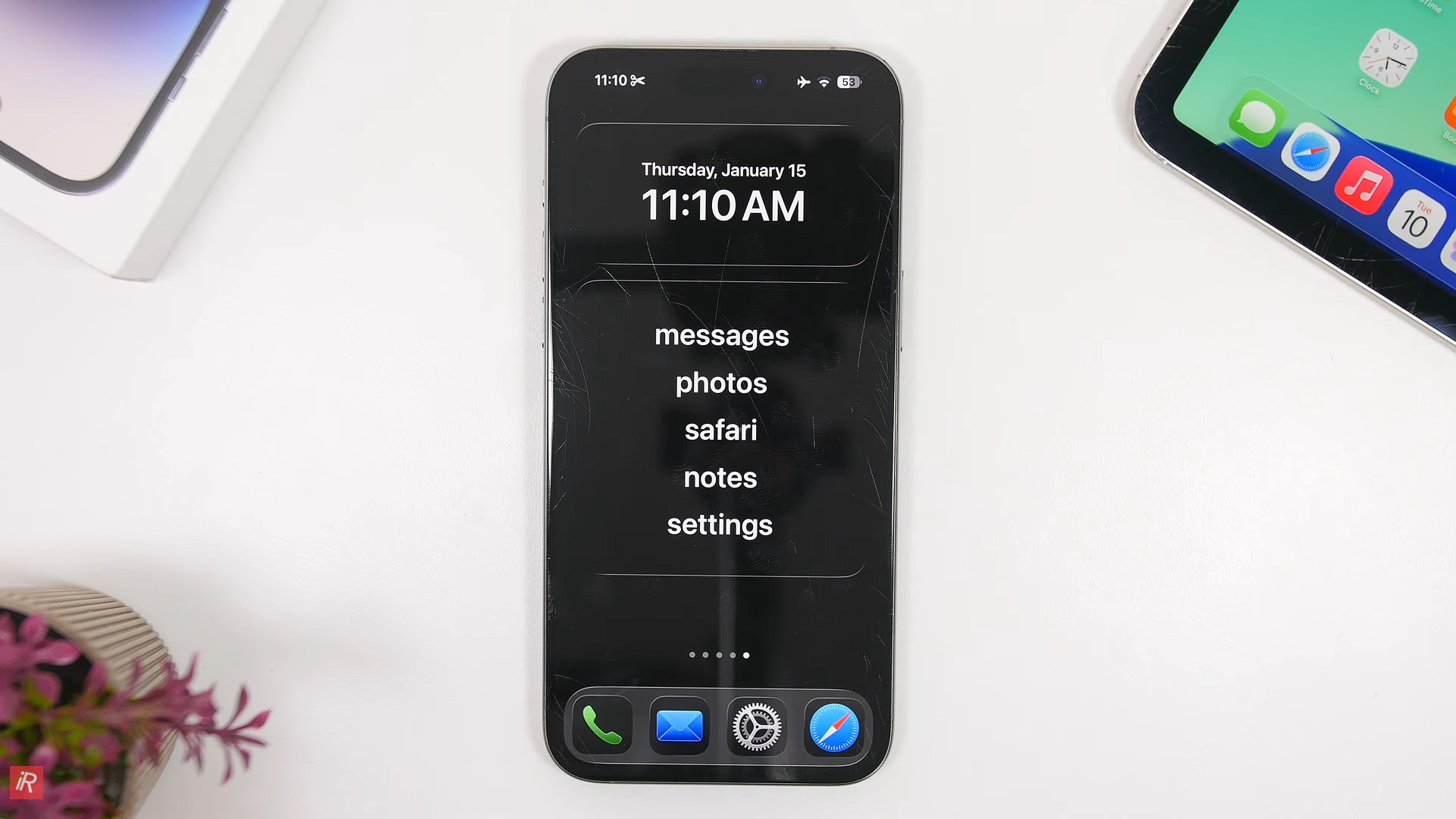 من موقع فون إسلام: يعرض الهاتف الذكي الذي يعمل بنظام iOS 26 الوقت على أنه الساعة 11:10 صباحًا يوم الخميس 15 يناير، مع شاشة رئيسية بسيطة تضم نصًا كبيرًا وخمسة خيارات للتطبيقات: الرسائل والصور ومتصفح السفاري والملاحظات والإعدادات.