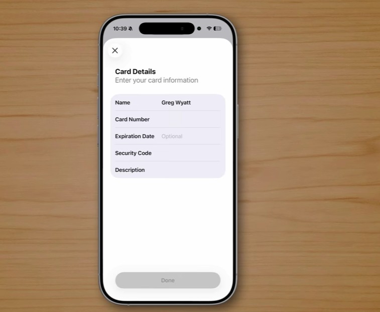 من موقع فون إسلام: هاتف ذكي على سطح خشبي يعرض نموذج إدخال تفاصيل بطاقة ائتمان، ويعرض كيف يمكن أن يوفر ميزات خفية لتحسين أمان وراحة المستخدم عند إدخال بيانات البطاقة.