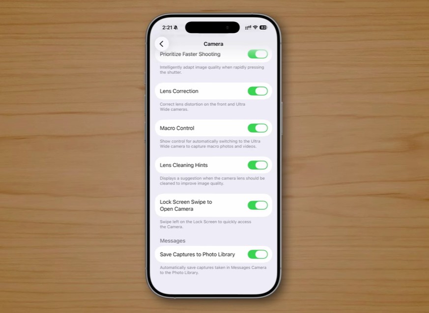 من موقع فون إسلام: يعرض الهاتف الذكي قائمة إعدادات الكاميرا على الآي فون-إيفون، والتي تعرض العديد من مفاتيح التبديل لميزات خفية مثل التصوير الأسرع وتصحيح العدسة والتحكم في الماكرو وحفظ اللقطات في مكتبة الصور في نظام التشغيل iOS 26.