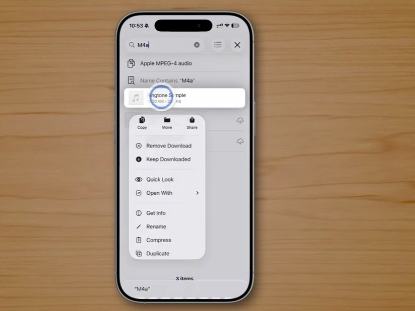 من موقع فون إسلام: تعرض شاشة الهاتف الذكي تطبيق مدير الملفات على الآي-فون مع تحديد ملف صوتي .m4a وقائمة سياق تكشف عن ميزات خفية مثل النسخ والنقل والمشاركة وإعادة التسمية.