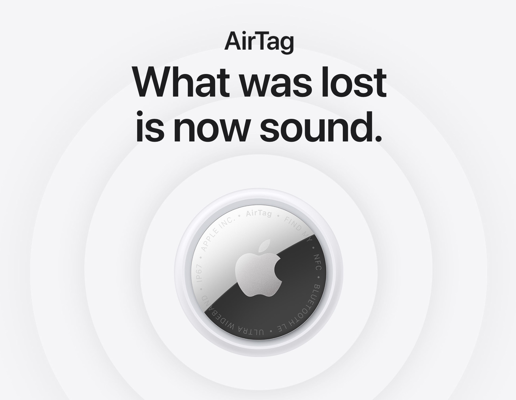 من موقع فون إسلام: علامة AirTag من Apple AirTag على خلفية بيضاء مع نص بالخط العريض أعلاه يقول: "ما كان مفقوداً أصبح الآن سليماً". تتوسط علامة AirTag أسفل النص، مما يسلط الضوء على ميزات AirTag ومكانها بين آلات آبل الجديدة.
