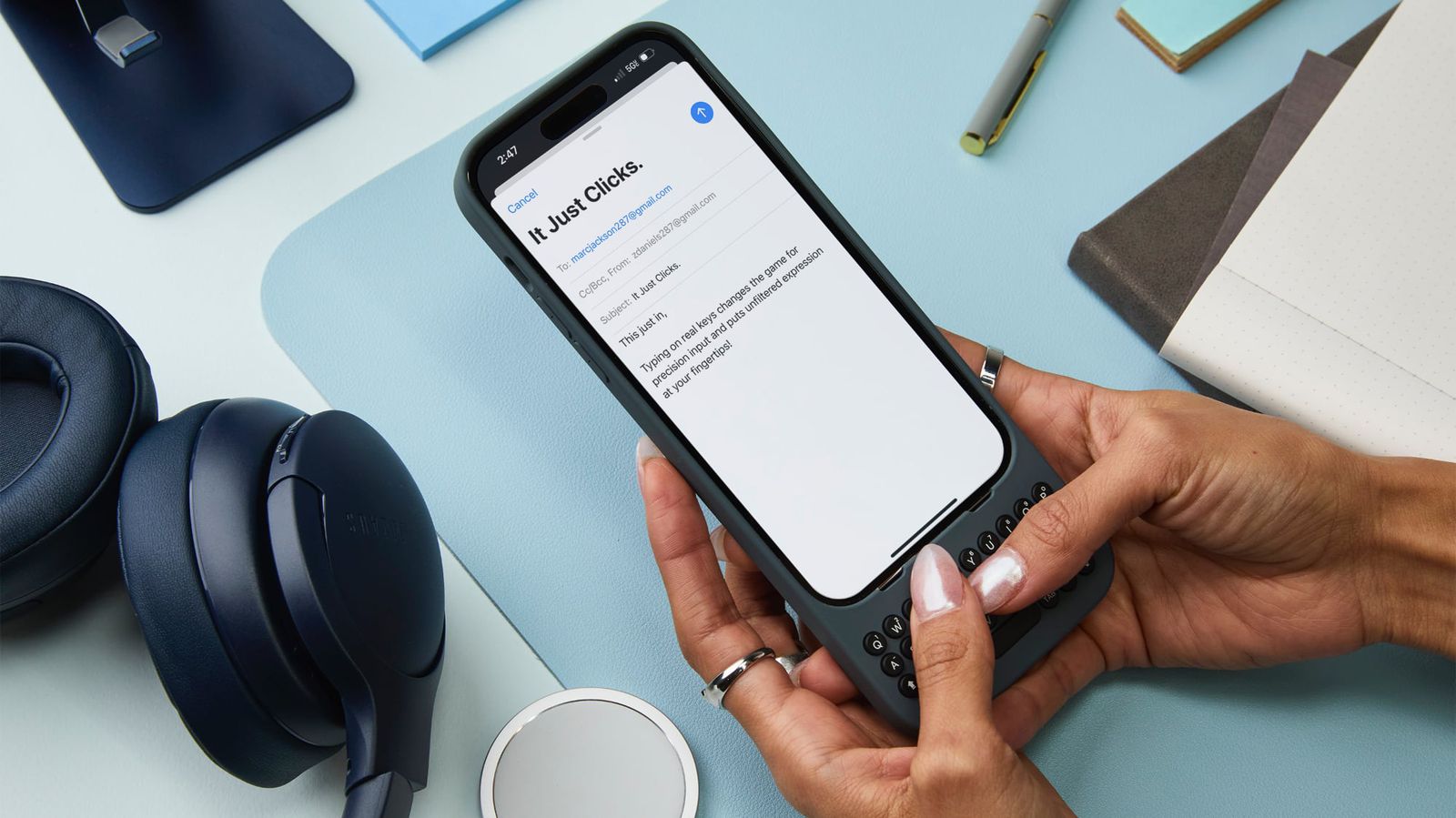 من موقع فون إسلام: يستخدم شخص هاتفًا ذكيًا مزودًا بحافظة لوحة مفاتيح فعلية، ويقرأ بريدًا إلكترونيًا بعنوان "إنه مجرد نقرات". وعلى المكتب سماعات رأس، وماوسة، وقلم، ودفتر ملاحظات - وهي مثالية لمتابعة أخبار التكنولوجيا ملخصي أو أخبار التكنولوجيا ملخصي ليوميات يناير 2024.