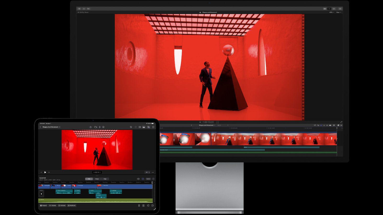 من موقع فون إسلام: تعرض الشاشة والكمبيوتر اللوحي نفس برنامج تحرير الفيديو، حيث يظهر شخص يقف بجانب هرم أسود في غرفة مضاءة باللون الأحمر - وهو ما يعد مثاليًا لـ شاهد أخبار التقنية أو ملخص الأسبوع في التصميم الرقمي.