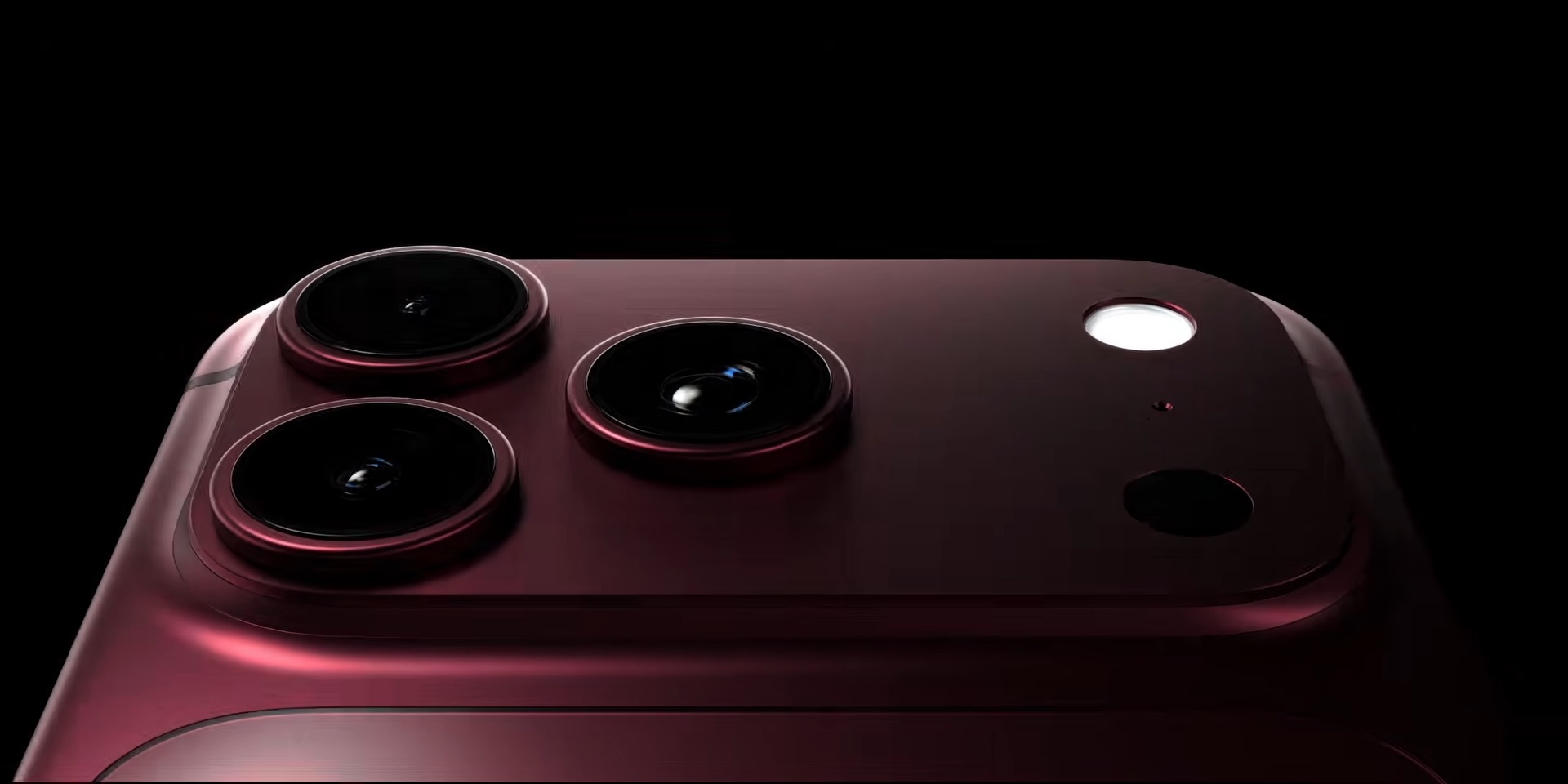من موقع فون إسلام: صورة مقربة لوحدة الكاميرا الخلفية لهاتف ذكي كستنائي اللون مع ثلاث عدسات وجهازي استشعار على خلفية سوداء، تبرز تصميم هاتف iPhone 18 Pro وأحدث هواتف شائعات iPhone 18 Pro.