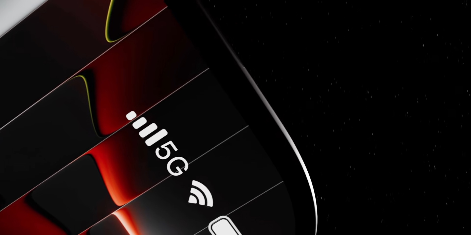 من موقع فون إسلام: صورة مقربة لشاشة هاتف ذكي تظهر قوة الإشارة الكاملة واتصال 5G وأيقونة Wi-Fi وجزء من حافة الجهاز على خلفية سوداء، مما يثير تساؤلات حول إمكانية تصميم هاتف iPhone 18 Pro وميزاته المتقدمة.