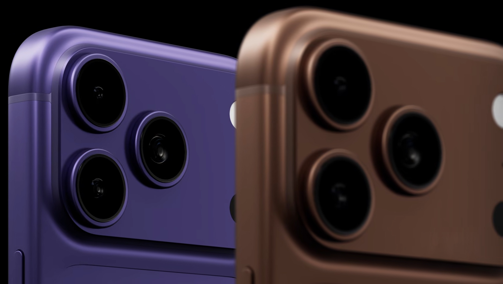 من موقع فون إسلام: صورة مقرّبة لهاتفين ذكيين من iPhone 18 Pro باللونين الأرجواني والبرونزي، يتميز كل منهما بكاميرات خلفية ثلاثية وفلاش LED على خلفية سوداء.