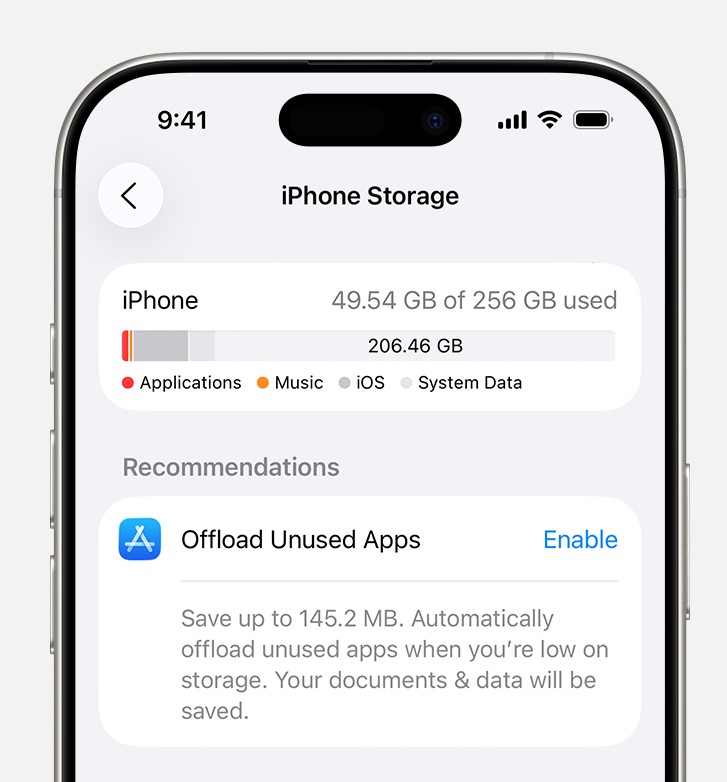 من موقع فون إسلام: تظهر شاشة تخزين iPhone 49.54 جيجابايت مستخدمة من أصل 256 جيجابايت. يظهر اقتراح بإلغاء تحميل التطبيقات غير المستخدمة، مما يوفر 145.2 ميغابايت، مع وجود زر "تمكين" جاهز للنقر عليه.