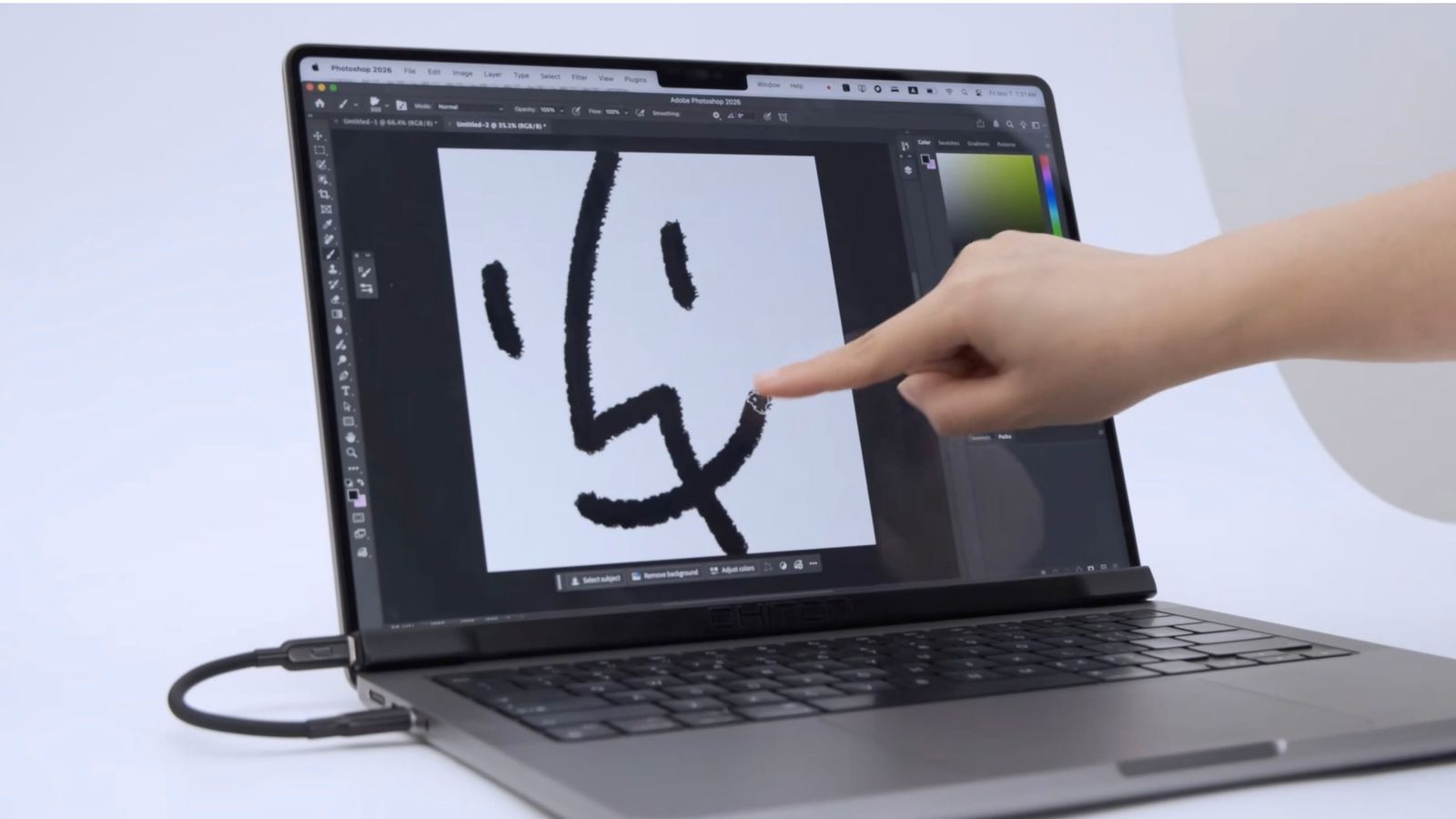 من موقع فون إسلام: يد تلامس شاشة كمبيوتر محمول تظهر رسم خط أسود بسيط لوجه في برنامج فني رقمي - وهو مثالي لإنشاء رسومات رقمية أو ملخص حول أخبار التقنية.