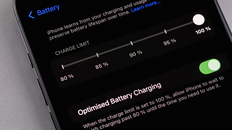 من موقع فون إسلام: تُظهر شاشة إعدادات بطارية الآيفون حد الشحن القابل للتعديل من 80% إلى 100%، مع ضبط الحد الأقصى على 100% وتمكين الشحن الأمثل للبطارية - وهي ميزة ذكية لحفظ الهاتف تبدد بعض المخاوف بشأن العناية بالبطارية.