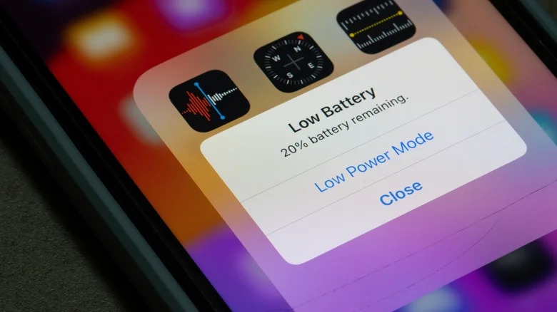 من موقع فون إسلام: تعرض شاشة الهاتف الذكي تحذيرًا من انخفاض مستوى البطارية يشير إلى بقاء 20% من البطارية مع خيارات لوضع الطاقة المنخفضة وإغلاق - لا تنخدع - حول عمر البطارية ومنع فقدانها.