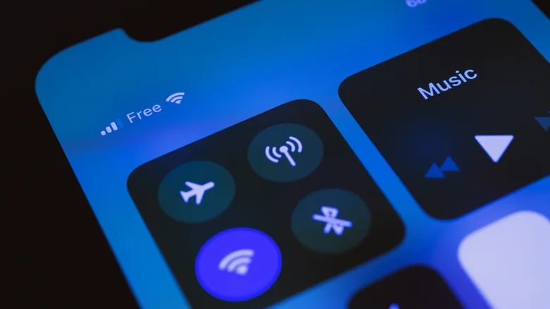 من موقع فون إسلام: صورة مقرّبة لشاشة هاتف ذكي تظهر مركز التحكم مع أيقونات لوضع الطائرة، والواي فاي، والبلوتوث, وأزرار التحكم في الموسيقى - والتي غالبًا ما تظهر في المناقشات حول خرائط الآيفون والتوصيلات الشائعة.