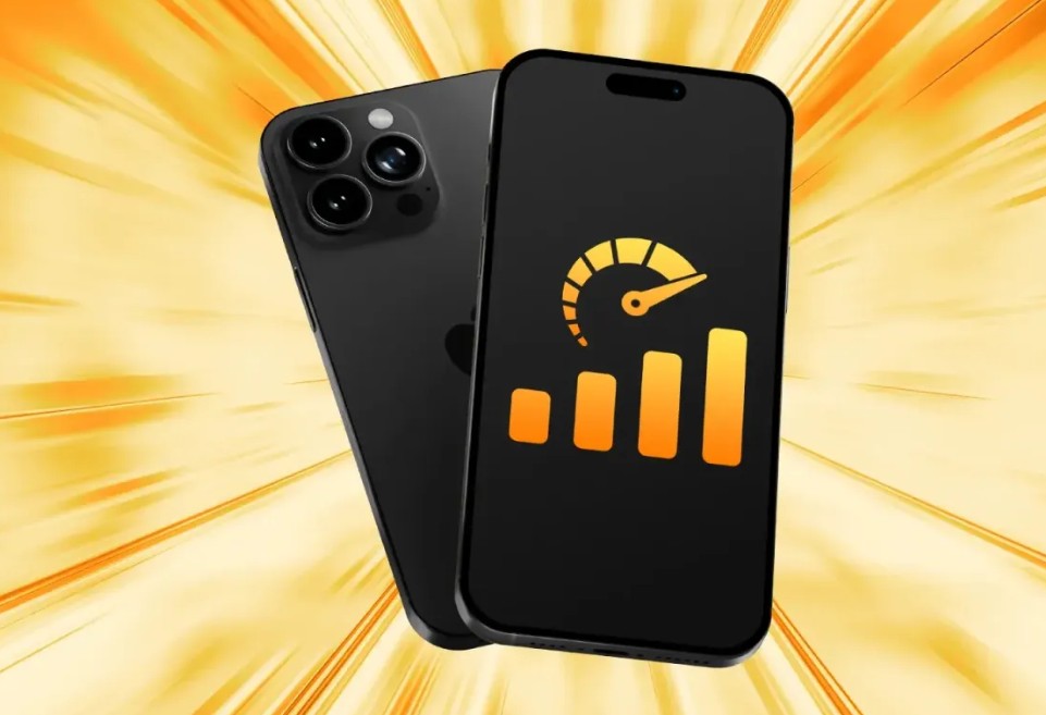 من موقع فون إسلام: يظهر هاتفان ذكيان باللون الأسود، أحدهما يعرض أيقونة عداد السرعة وأيقونة أشرطة الإشارة، مما يشير إلى حلول بطء الآي فون وكل ذلك على خلفية صفراء نابضة بالحياة.