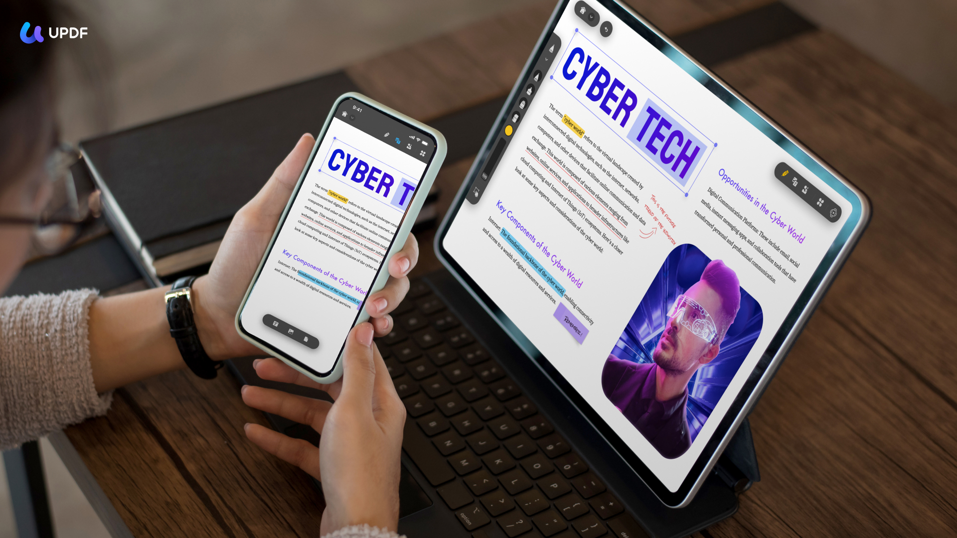 من موقع فون إسلام: يحمل الشخص هاتفًا ذكيًا ويستعرض نفس مقالة "Cyber Tech" المعروضة على كل من الهاتف والكمبيوتر اللوحي المزود بلوحة مفاتيح، مع تسليط الضوء على خصم حصمري على برنامج UPDF خلال رمضان.