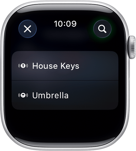 من موقع فون إسلام: شاشة Apple Watch التي تعرض تطبيق Find Items (العثور على العناصر)، مع إدراج "مفاتيح المنزل" و"المظلة"، مع تكامل AirTag وأيقونات البحث والإغلاق في الأعلى.