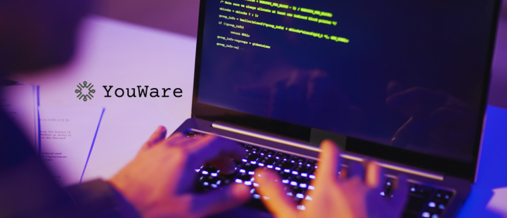 من موقع فون إسلام: شخص يكتب على جهاز كمبيوتر محمول مع رمز معروض على الشاشة وشعار "YouWare" ظاهر على الجانب الأيسر من الصورة، يعرض بناء برمجيات برمجيات بالذكاء الاصطناعي لحلول برمجية أكثر ذكاءً.