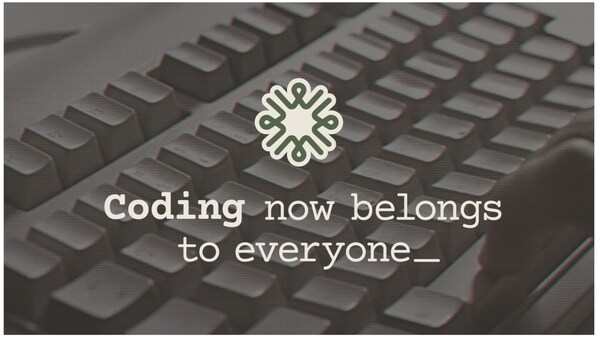 من موقع فون إسلام: صورة مقرّبة للوحة مفاتيح كمبيوتر مع نص "البرمجة الآن ملك للجميع_ بدون كود" متراكب بخطوط عريضة وعادية.
